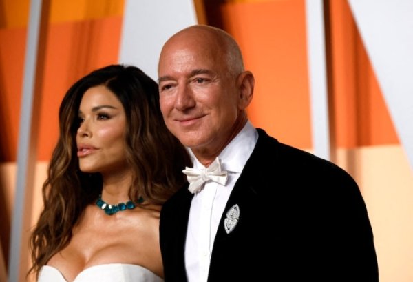 Tech tỷ phú Jeff Bezos    Veni